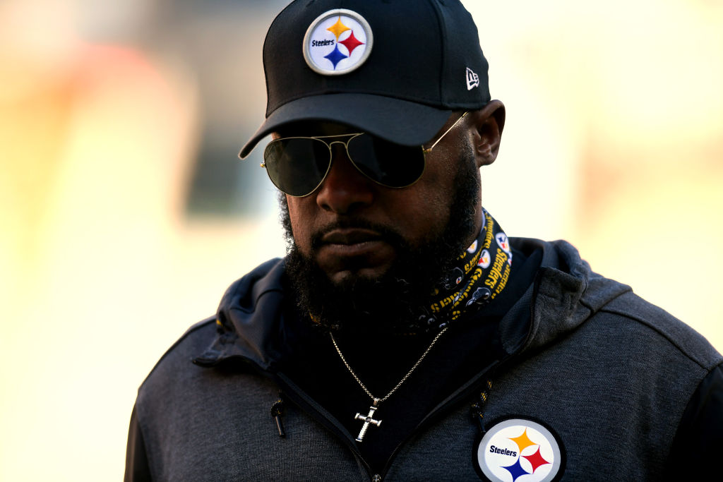 Head coach Mike Tomlin of the Pittsburgh Steelers hugs head coach News  Photo - Getty Images